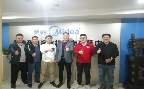 美的商用凈水器總部領(lǐng)導(dǎo)來河南運(yùn)營中心視察合影